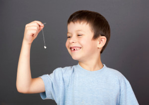 Когда выпадают молочные зубы у детей: схема выпадения