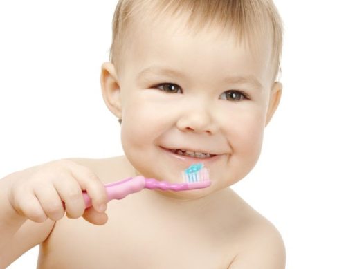 С какого возраста нужно чистить зубы ребенку: особенности ухода за полостью рта