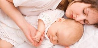 Почему новорожденный вздрагивает во сне