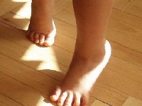 ребенок ходит на носочках