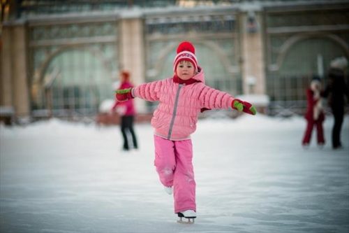 Учите ребенка кататься на коньках