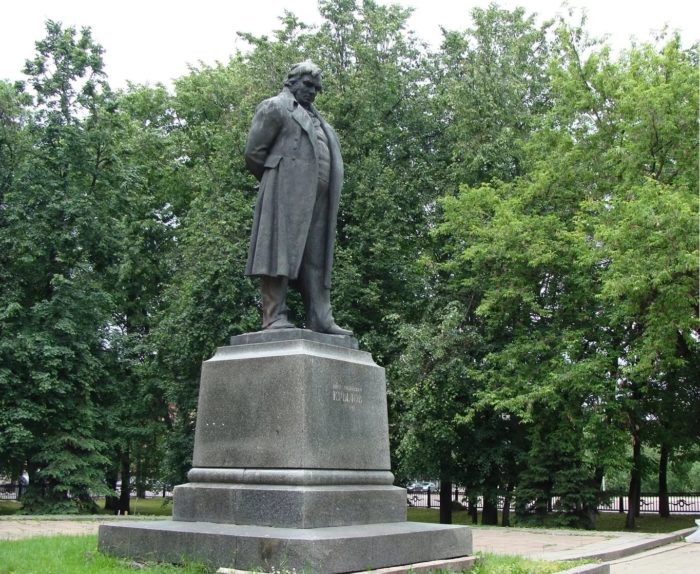 Памятник баснописцу Ивану Крылову