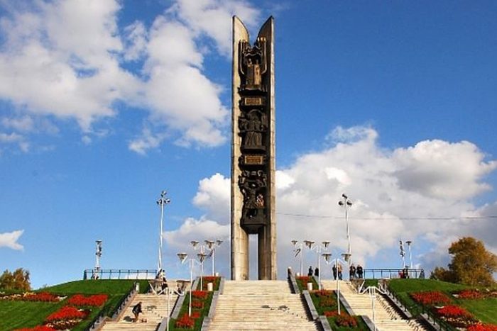 Памятник «Дружба народов» (или «Навеки с Россией»)