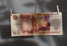 По 5 000 рублей. Работающих россиян поддержат финансово