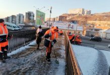 Во Владивостоке продолжают ликвидировать последствия снегопада