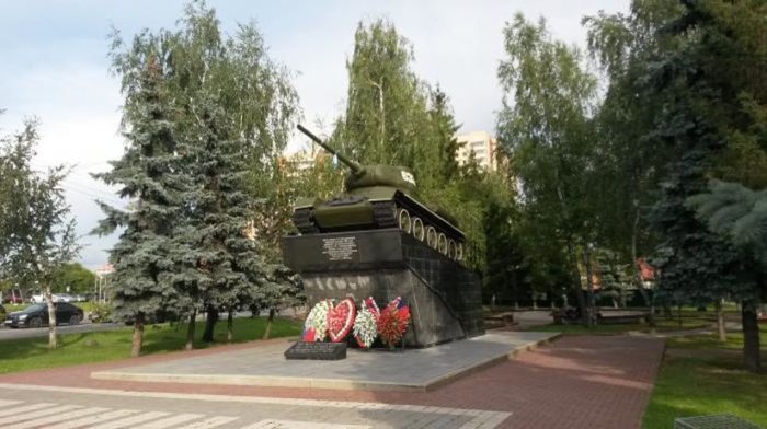 Памятник-танк Т-34-85
