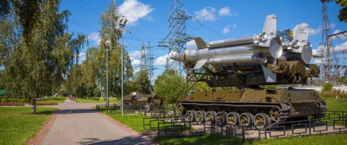 Выставка военной техники в сквере имени Марии Рубцовой