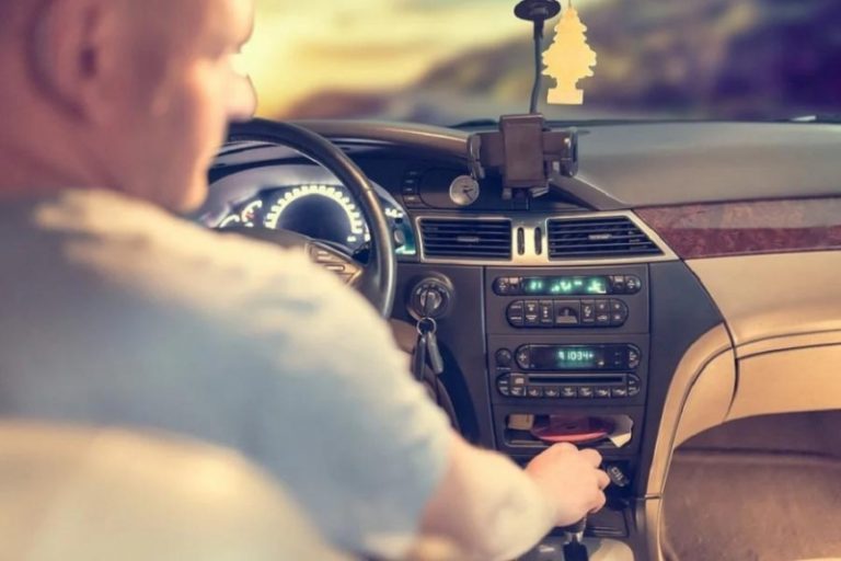 Измерять давление и определять наличие алкоголя у