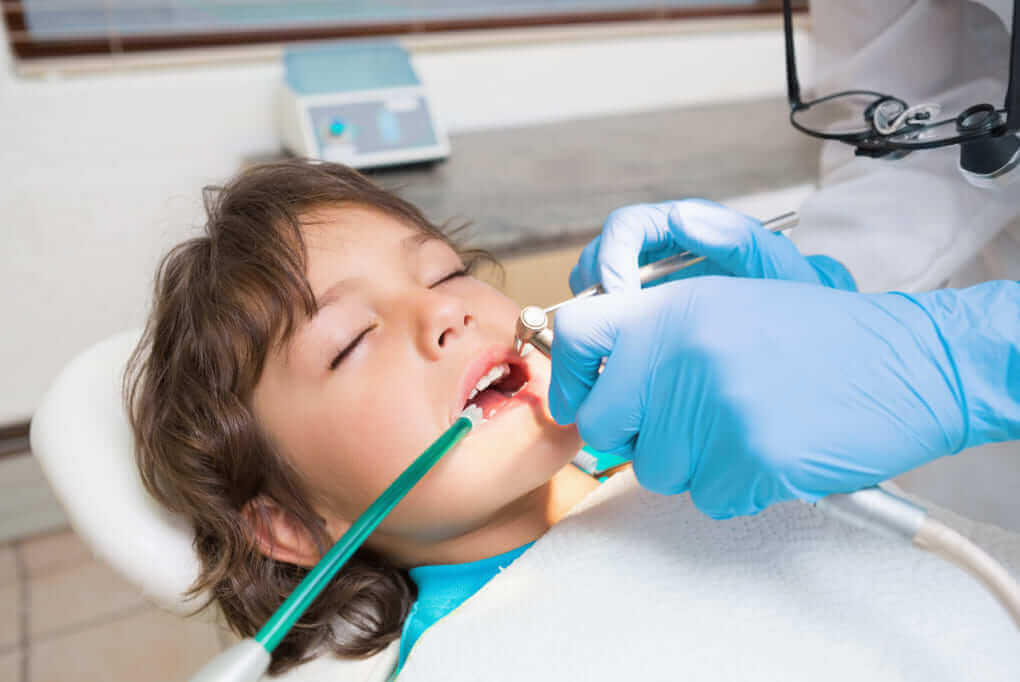 Насколько безопасно лечение зубов детям под наркозом