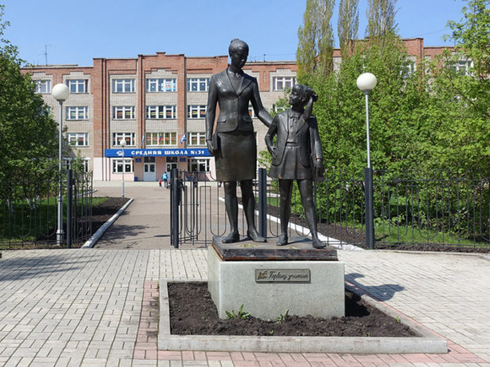 Памятник первой учительнице