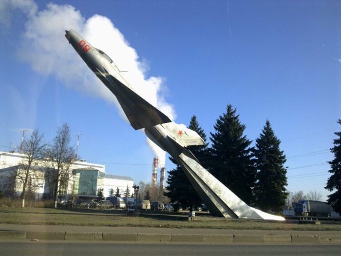 Памятник-самолёт МиГ-21