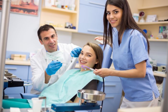 Плюсы и минусы профессии, по отзывам самих специалистов-стоматологов