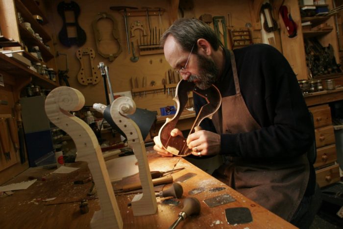 мастер по изготовлению музыкальных инструментов из дерева